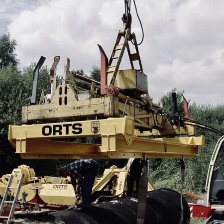 Arbeiter fixiert Seile an einem runden Gegenstand zum Abtransport