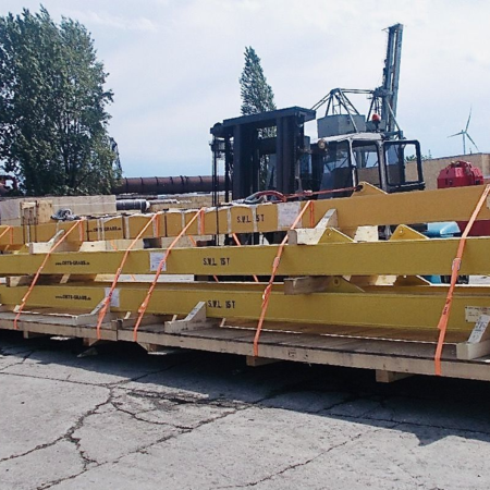 Mehrere Traversen auf einer Palette zum Transport gesichert