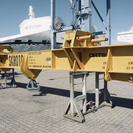 Traverse auf Metallstützen am Hafen