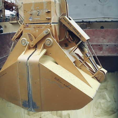 Diesel-hydraulischer Zweischalengreifer, der feinen Sand aufgenommen hat