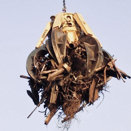 Diesel-hydraulic orange peel grab loaded with scrap metal