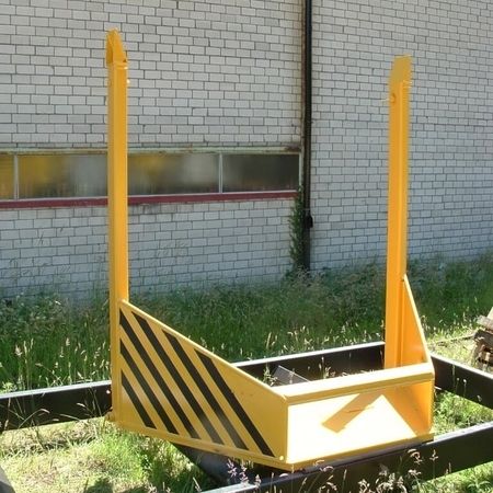 Attachment for unloading bulk goods from containers