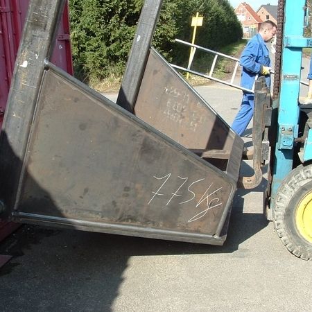 Forklift truck attaches attachment to container