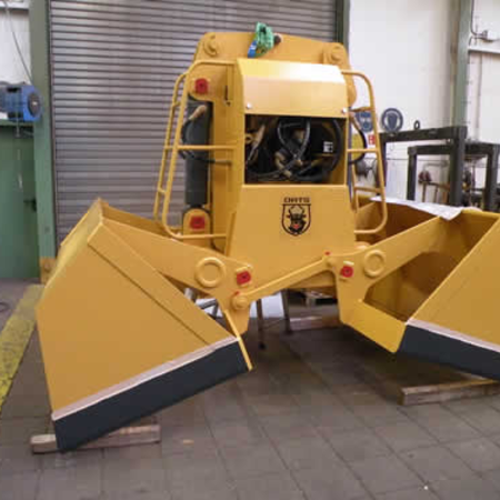 Diesel-hydraulic clamshell bucket, remote-controlled, biomass type: DHZ, unassembled in front of hall door