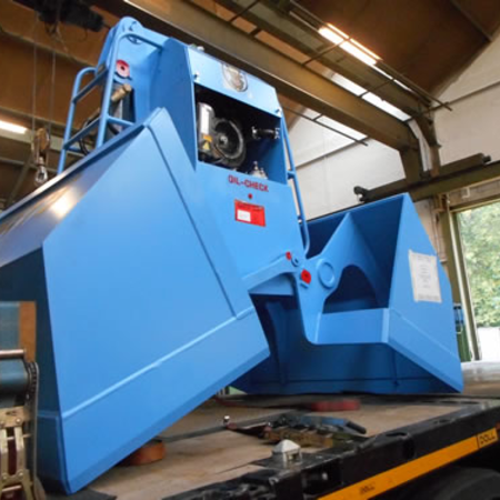 Diesel-hydraulic clamshell bucket, remote-controlled, biomass type: DHZ, blue - secured on a loading platform in a hall