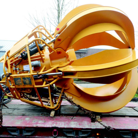 Electro-hydraulic orange peel grab type EHM is fixed to the side on a loading platform for transportation