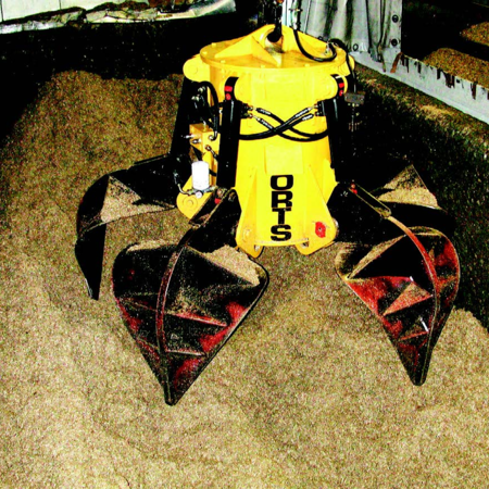 Electro-hydraulic orange peel grab type EHM in use. The grabs are wide open to pick up the ballast