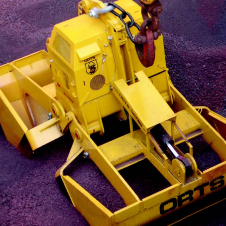 Diesel-hydraulic clamshell bucket type DHS-B has been lowered and picks up ballast