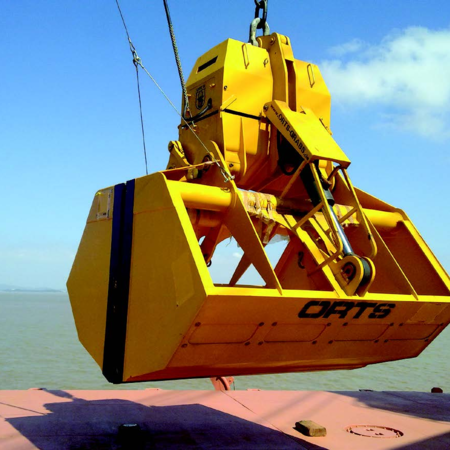 Electro-hydraulic clamshell grab type EHS-B, with a blue sky and water in the background