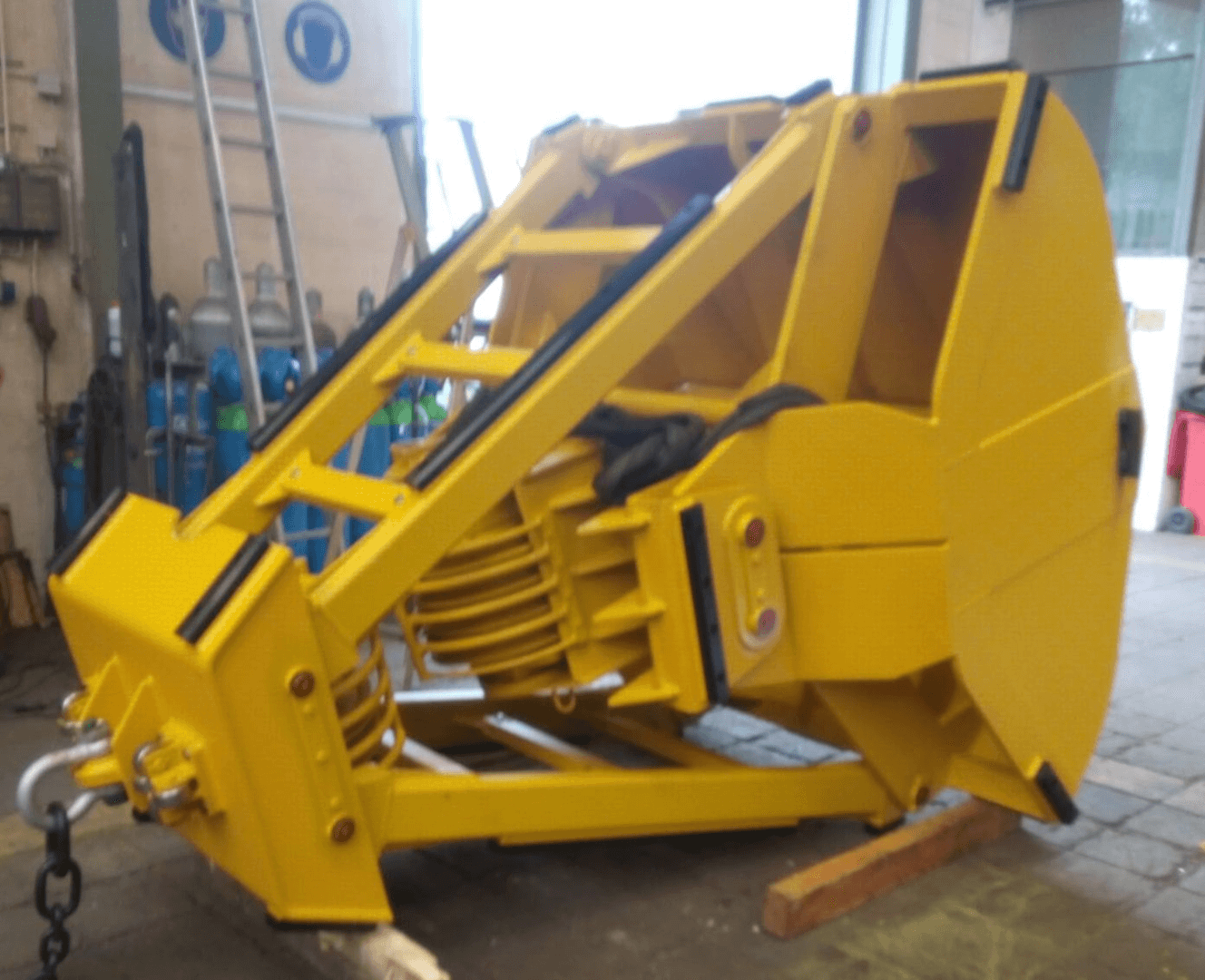 A mechanical 4-rope grab ORTS 2S-4-2B is ready for delivery to a German customer