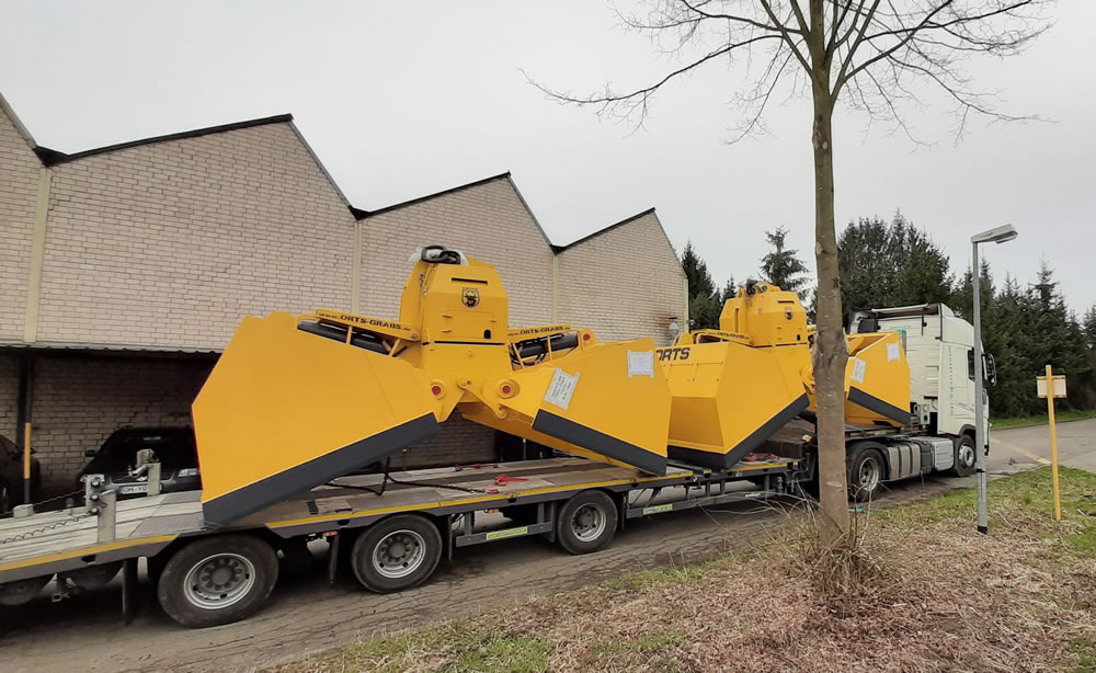 Two EHS-B 12m³ electro-hydraulic high-performance grabs are picked up on a truck