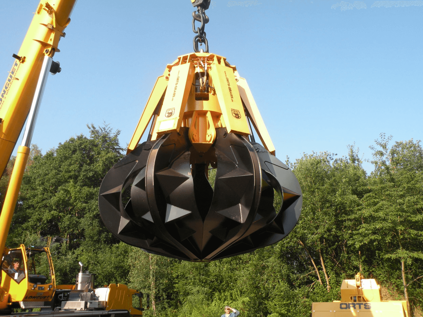 Largest diesel-hydraulic orange peel grab in the air