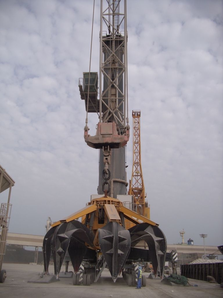 Largest diesel-hydraulic orange peel grab on the ground