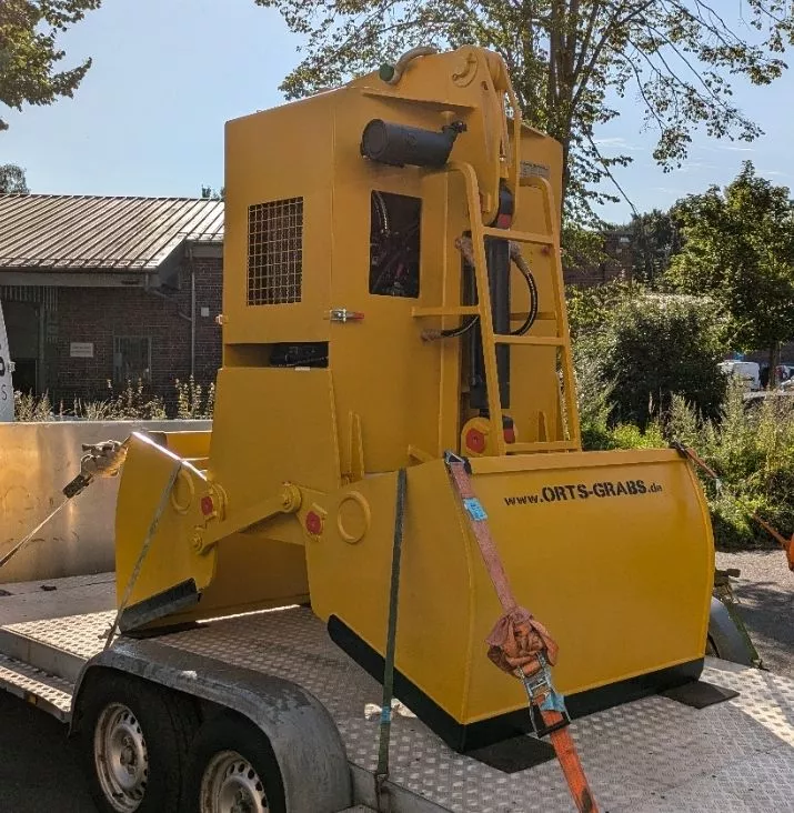 Another customer in Germany collects its order for the ORTS DHZ diesel hydraulic grab