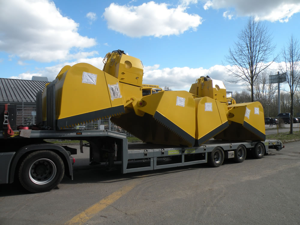 Two of our independent, fully radio-controlled DHS-BC 8m³ diesel-hydraulic grabs were delivered to a customer in the Far East