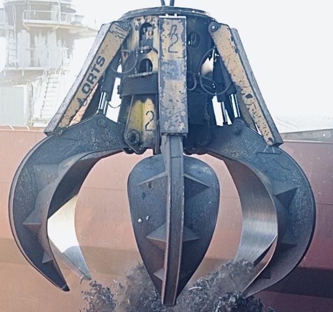 Diesel-hydraulic orange peel grab unloading ballast. The picture captures how the ballast falls out of the grab