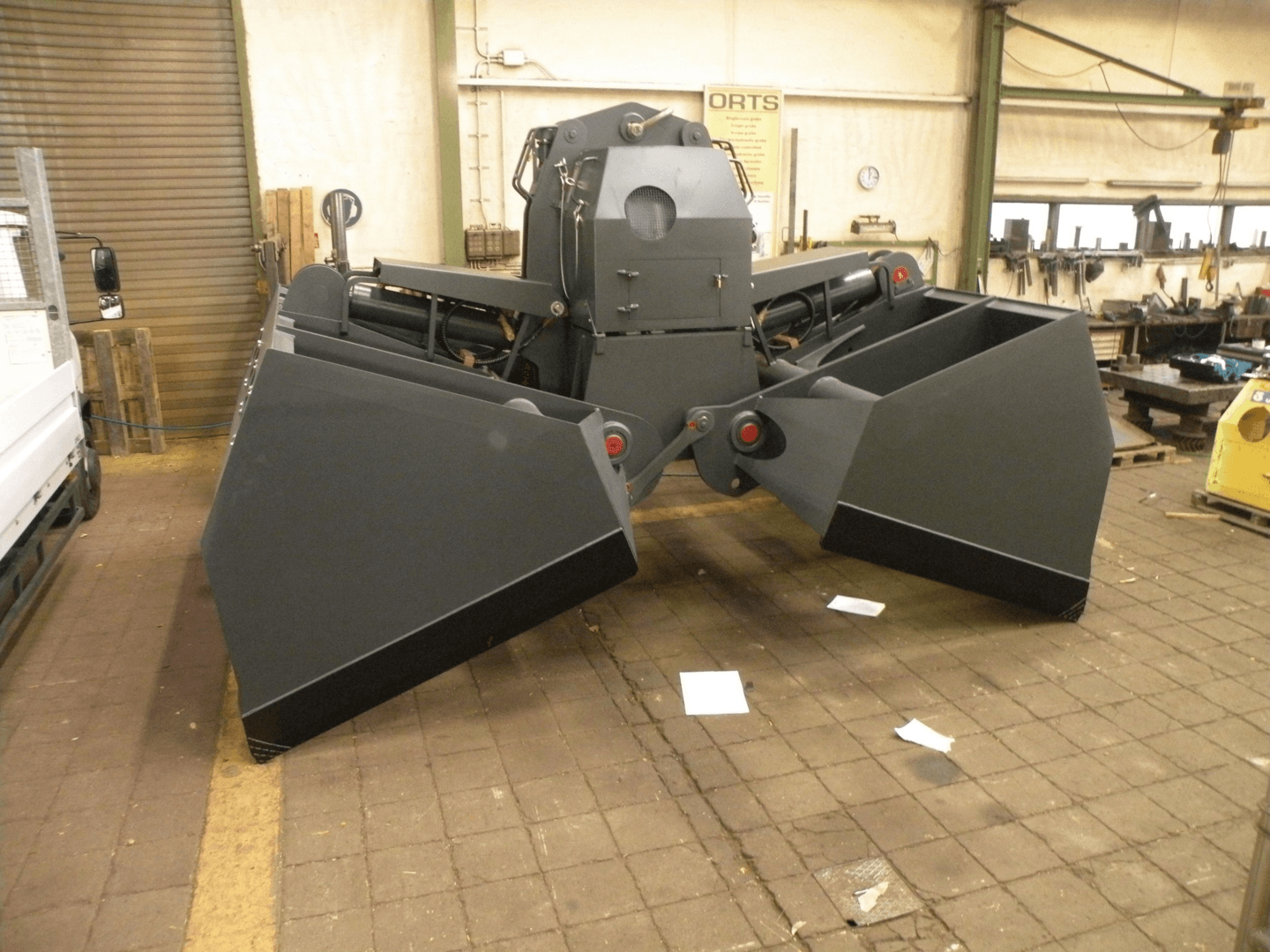 Gray DHS-B 12m³ clamshell bucket, diesel-hydraulic, radio-controlled