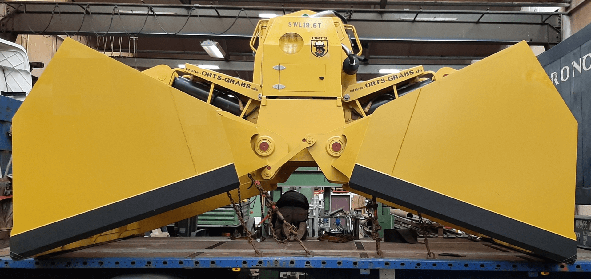 Delivery of a fully radio-controlled DHS-B 14m³ grab for a customer in North America