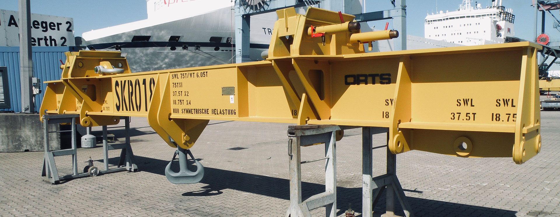 Traverse auf Metallstützen am Hafen