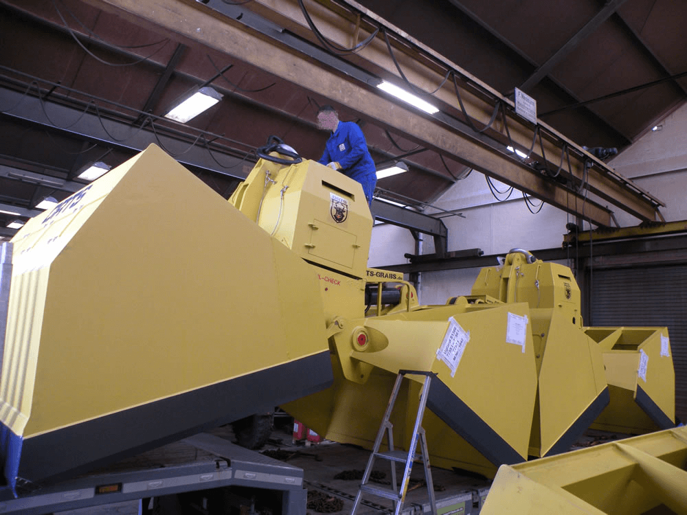 Electro-hydraulic high-performance grab EHS-B 12m³ in the hall