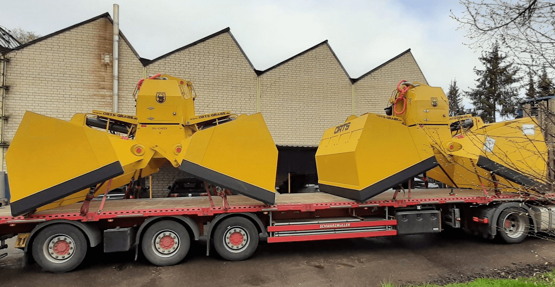 Delivery of two fully radio-controlled DHS-B 12m³ grabs for a customer in the Middle East